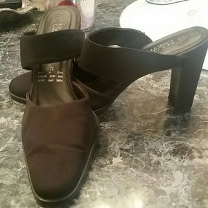 Black slide on pumps